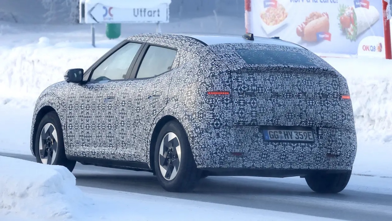 Η γωνιώδης σχεδίαση και η αεροτομή φέρνουν στο μυαλό το Audi A2, δίνοντας έμφαση στην κορυφαία αεροδυναμική.
